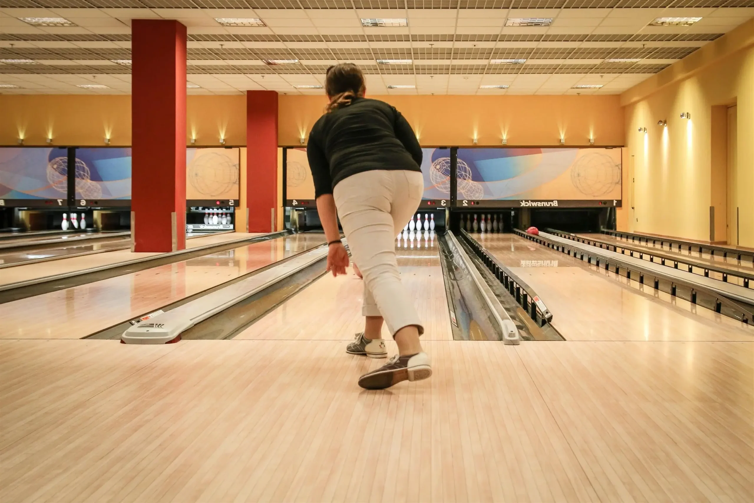 Bowling Etiquette Tips for Polite Play on the Lanes